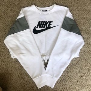 semi cropped nike sweatshirt